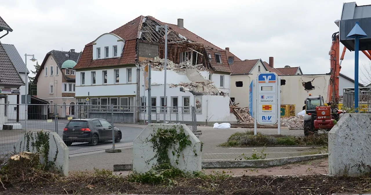 Abrissarbeiten für neuen Edeka-Markt in Pr. Oldendorf beginnen