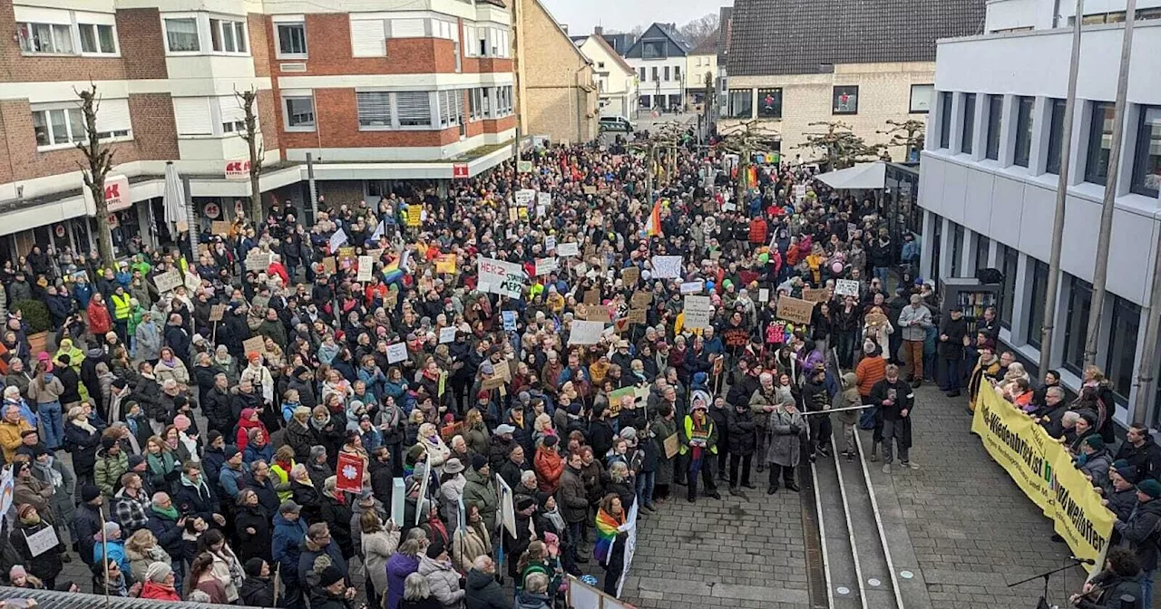 Hunderte demonstrieren gegen AfD in Schloß Holte-Stukenbrock