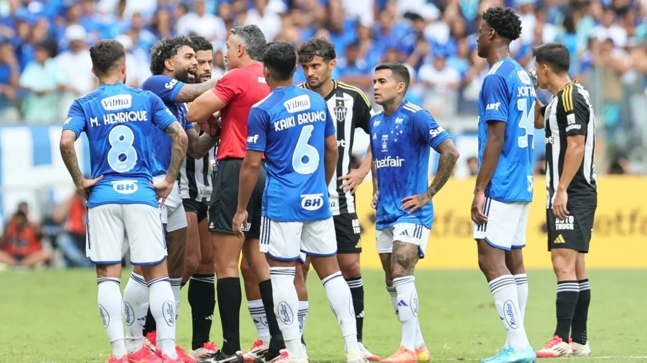 Gabigol é expulso em Cruzeiro x Atlético-MG após VAR flagrar cotovelada