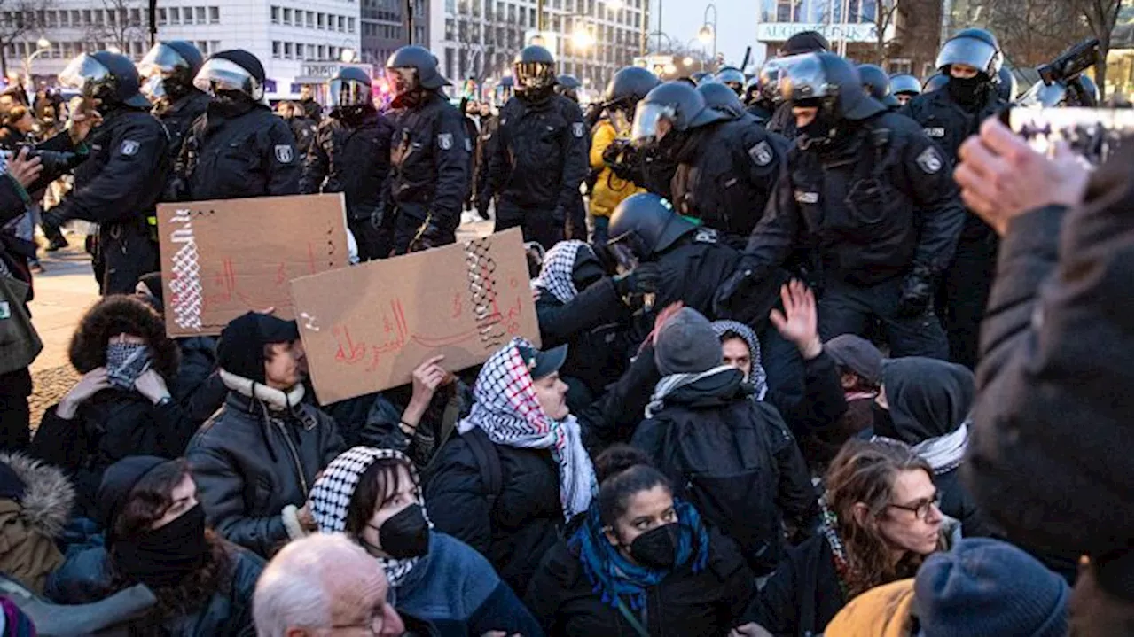 Polizei verbietet auf pro-palästinensischen Demo Parolen und Plakate in Sprachen außer Deutsch und Englisch