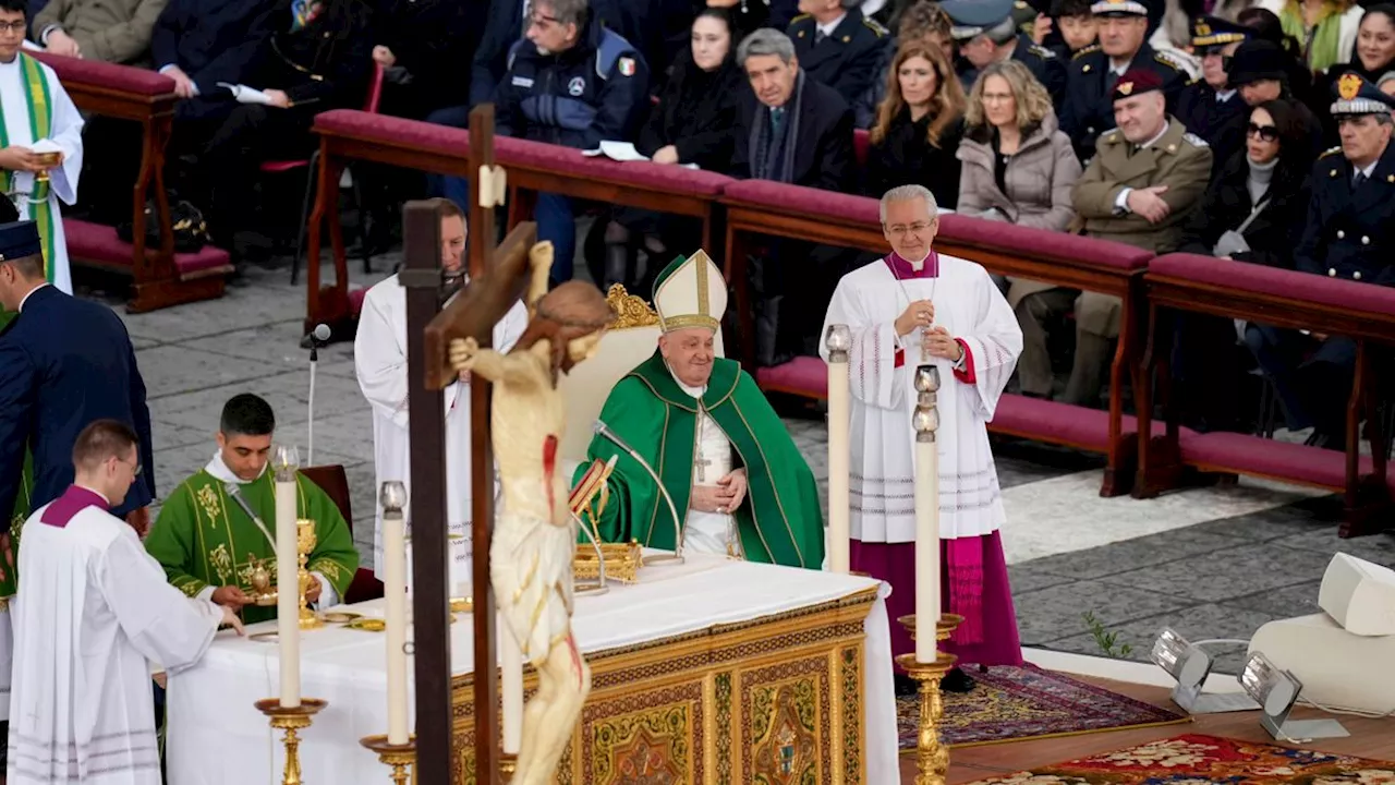 Messe im Freien: Gesundheitlich angeschlagener Papst muss Predigt abbrechen