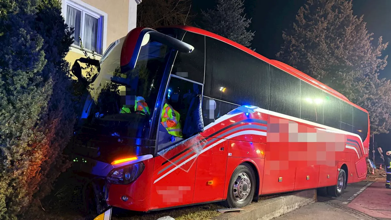 Neuburg an der Donau: Busfahrer wird während der Fahrt bewusstlos, fährt gegen Mauer und stirbt