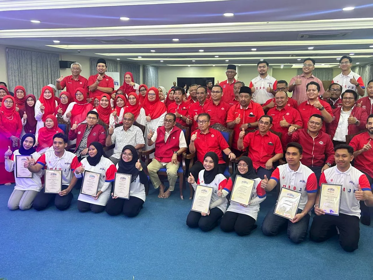 Bersatu's Snap Election Talk Just a Political Gimmick, Say Umno Leaders