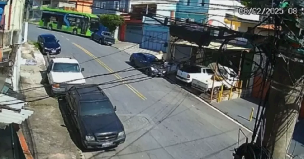 Ônibus desgovernado colide com veículos estacionados, derruba árvore e atinge imóvel em SP; assista