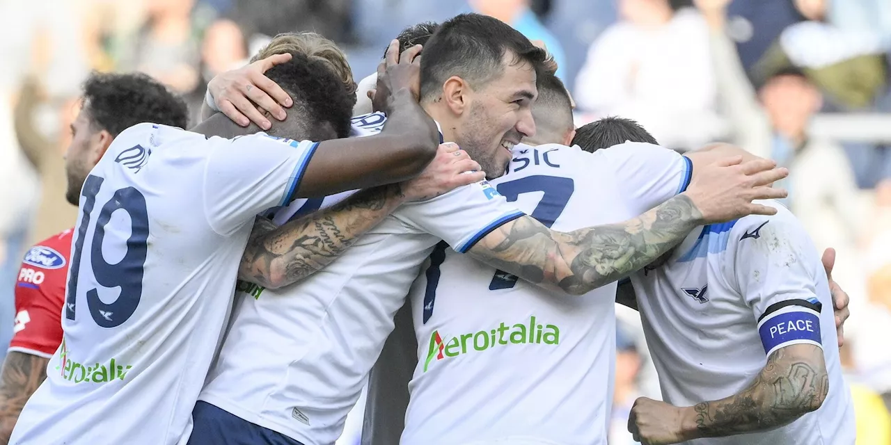 La Lazio travolge il Monza e rimette dietro la Juve. Festa Cagliari