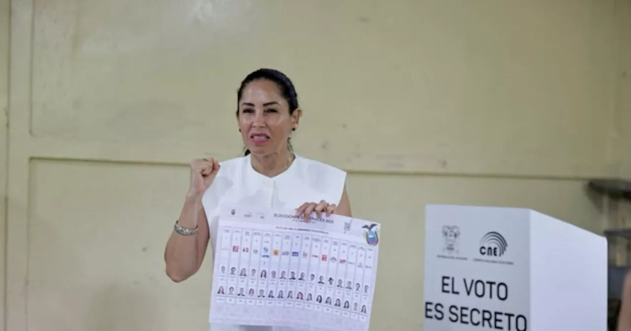 La candidata correísta Luisa González denuncia “irregularidades” en elecciones de Ecuador