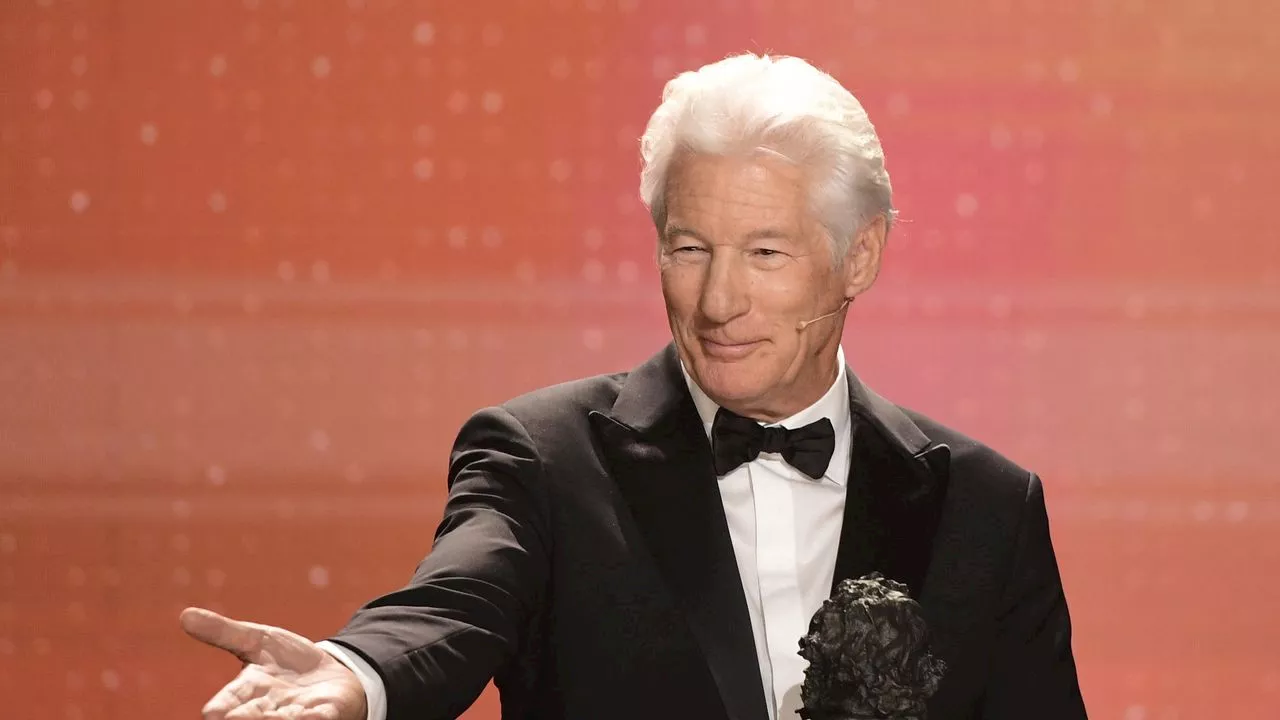 Richard Gere riceve il premio alla carriera ai Premi Goya 2025: un discorso pieno di speranza e critica sociale