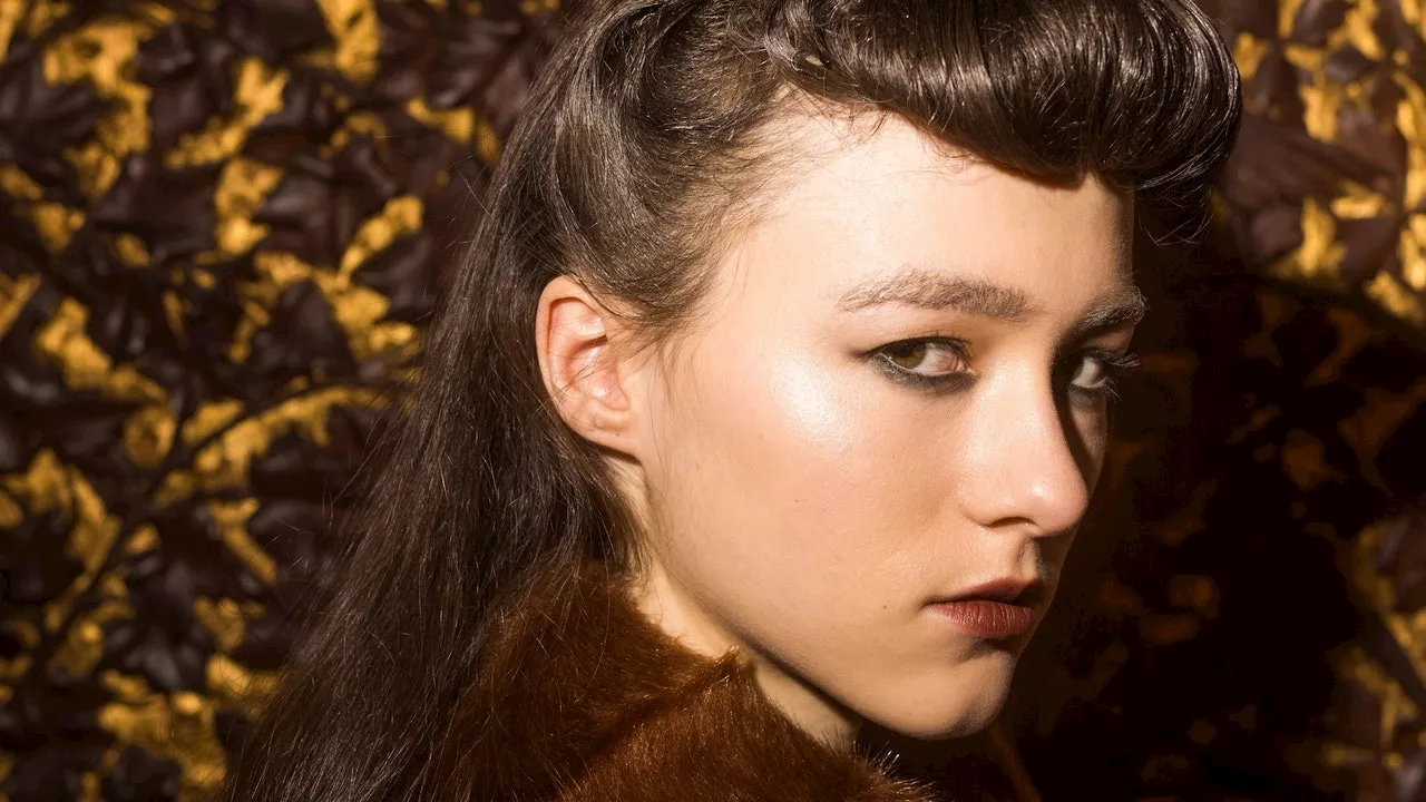 Anna Sui Channels 1940s Pin-Up Glam for Fall Winter 2025