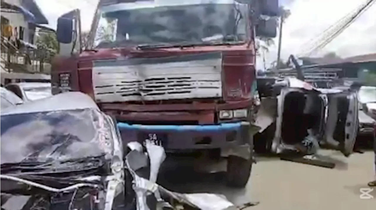 Driver detained after lorry loses control and crashes into 14 vehicles in front of school in Putatan, one person slightly injured (VIDEO)