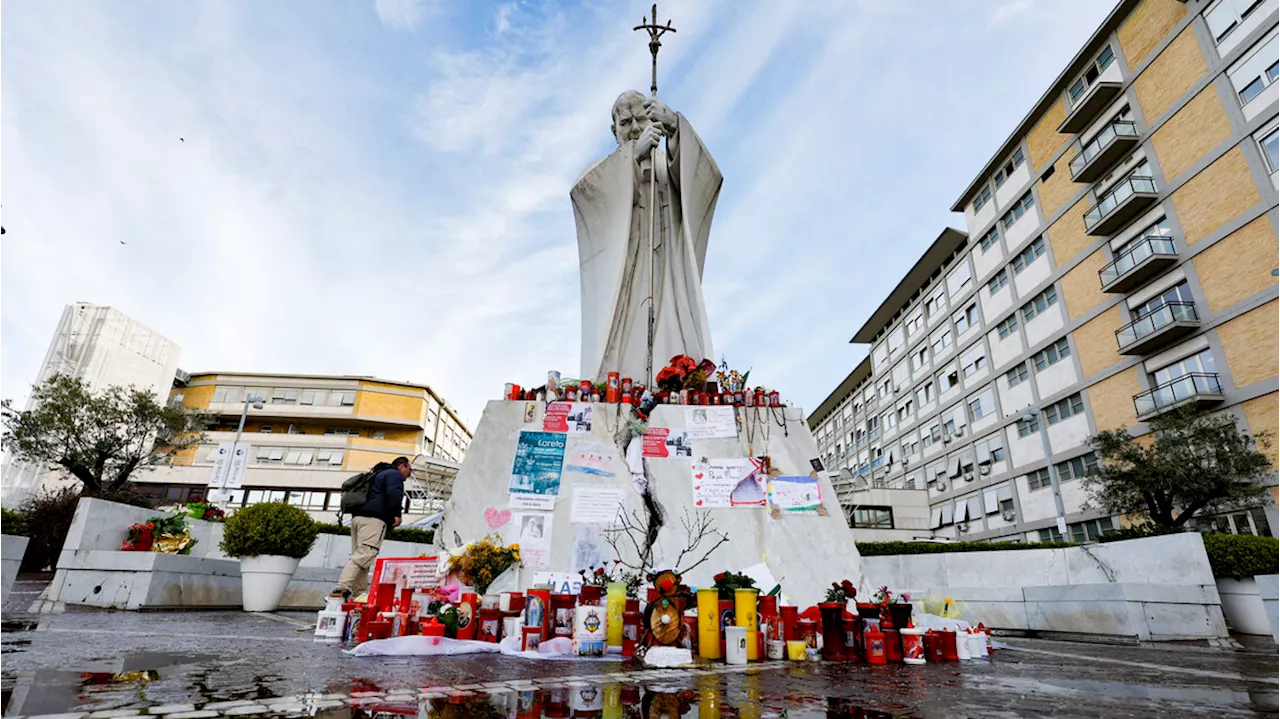 Al Gemelli messaggi e preghiere per Papa Francesco