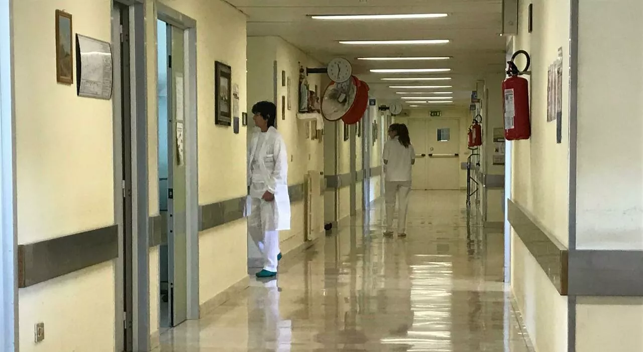 Chieti, infermiera aggredita in ospedale da uno sconosciuto: «Io assalita al buio e ferita alla testa»