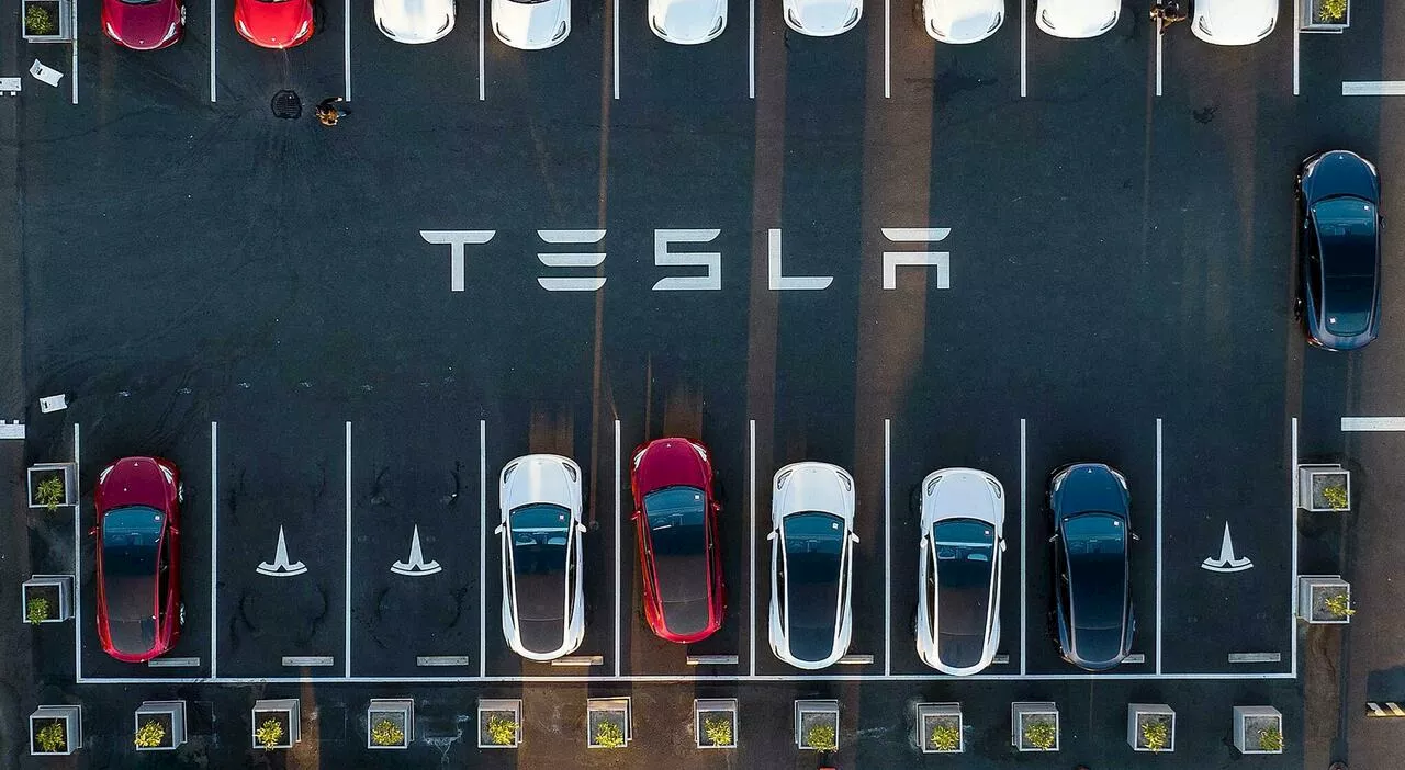 Tesla in crisi, crollo a Wall Street del -9,17% e vendite dimezzate in Cina: la concorrenza di BYD minaccia Mu