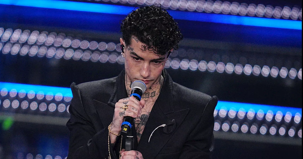 Maschio Selvaggio, Tony Effe demolito: "Non sa cantare nemmeno con l'autotune"