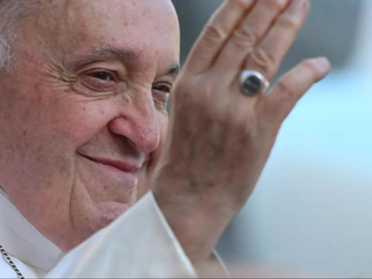 Papa Francisco, atento a los sucesos del mundo mientras está en el hospital