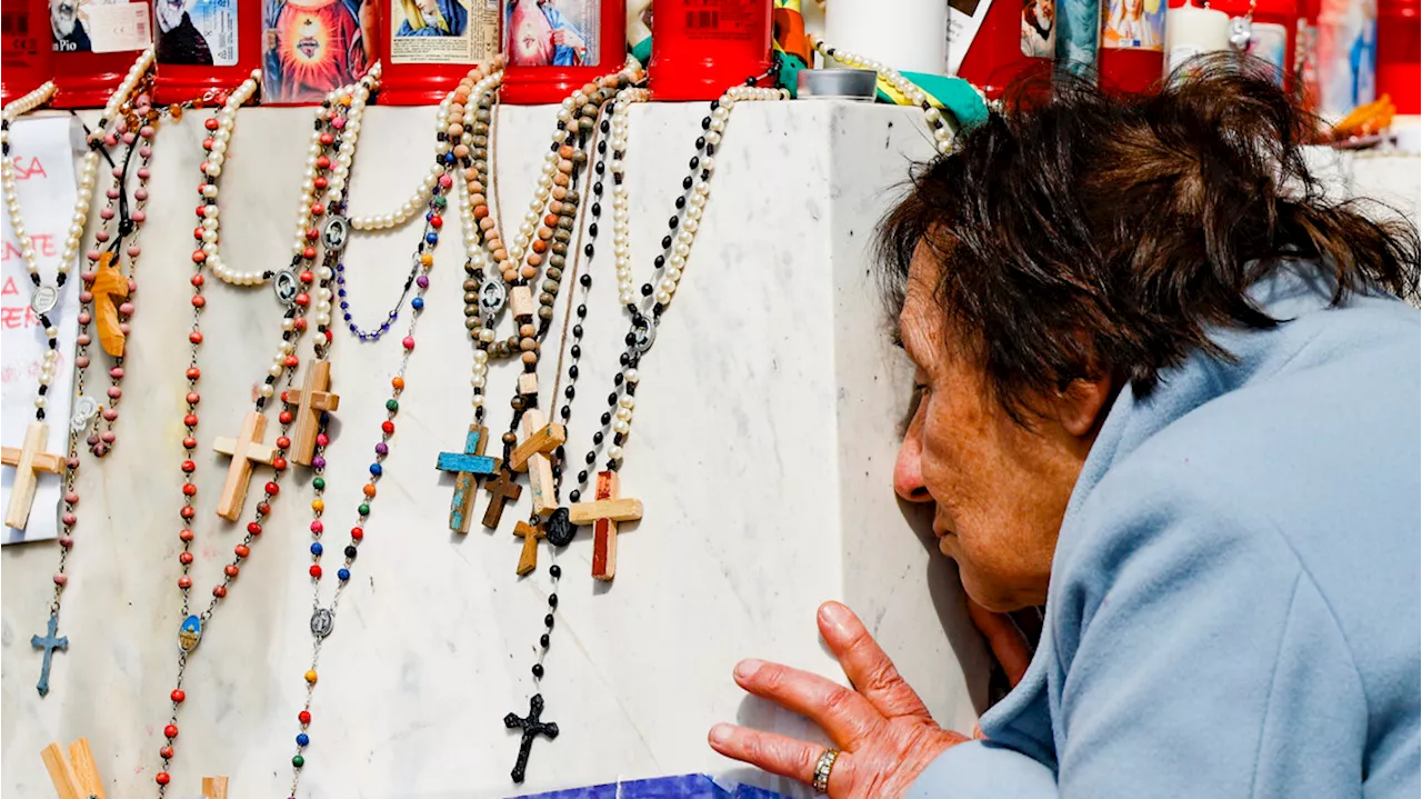 Papa, al Gemelli si prega per la sua salute