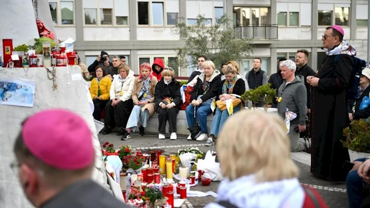 From Russia to the Gemelli to pray for the Pope and for peace