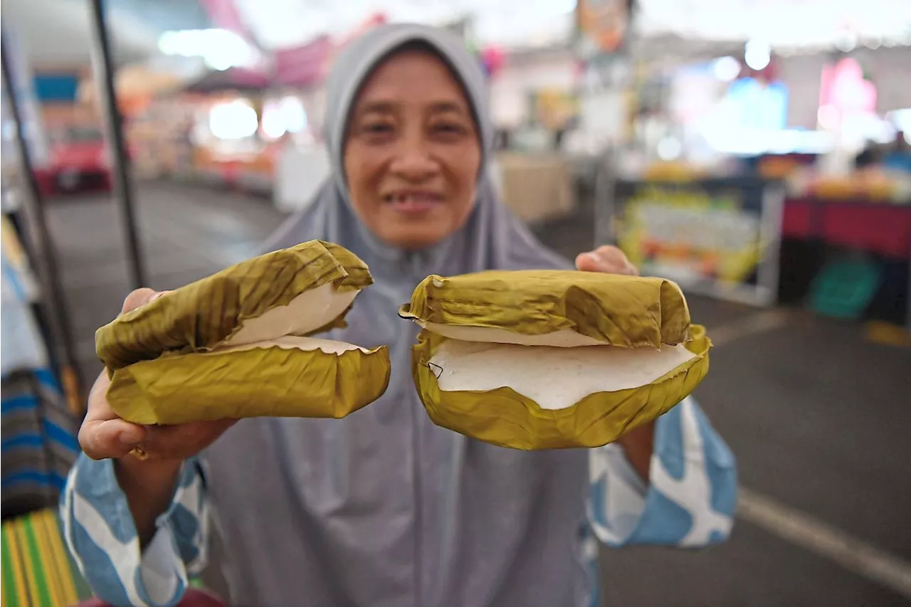 Rare apam pasang sets Ramadan bazaars abuzz