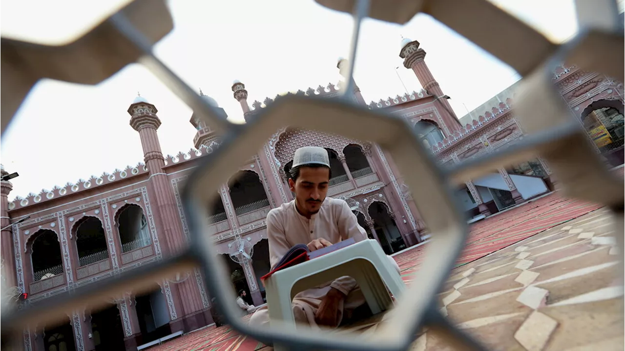 Ramadan, un uomo legge il Corano nella moschea di Peshawar