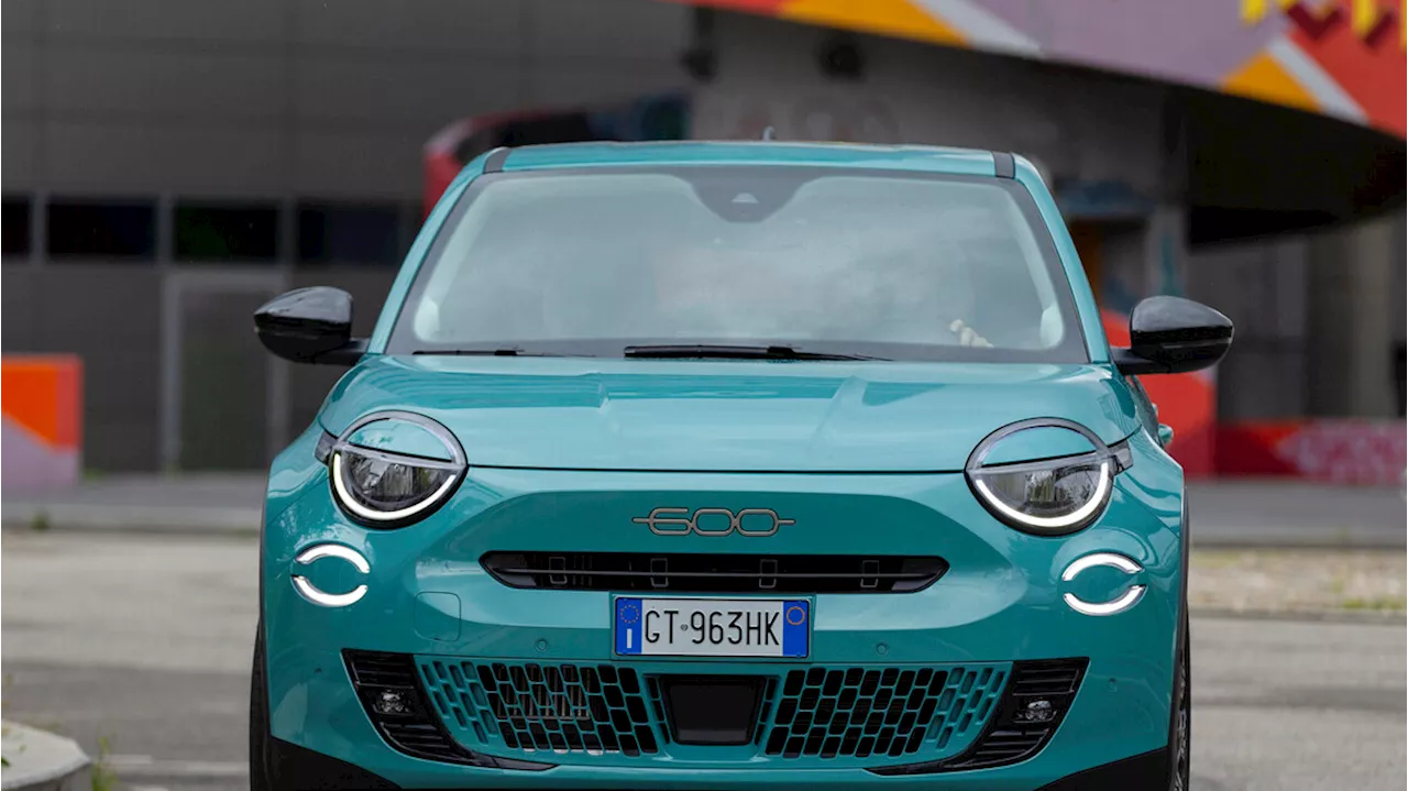 'Scuola guida di cambio automatico': Fiat 600 è protagonista