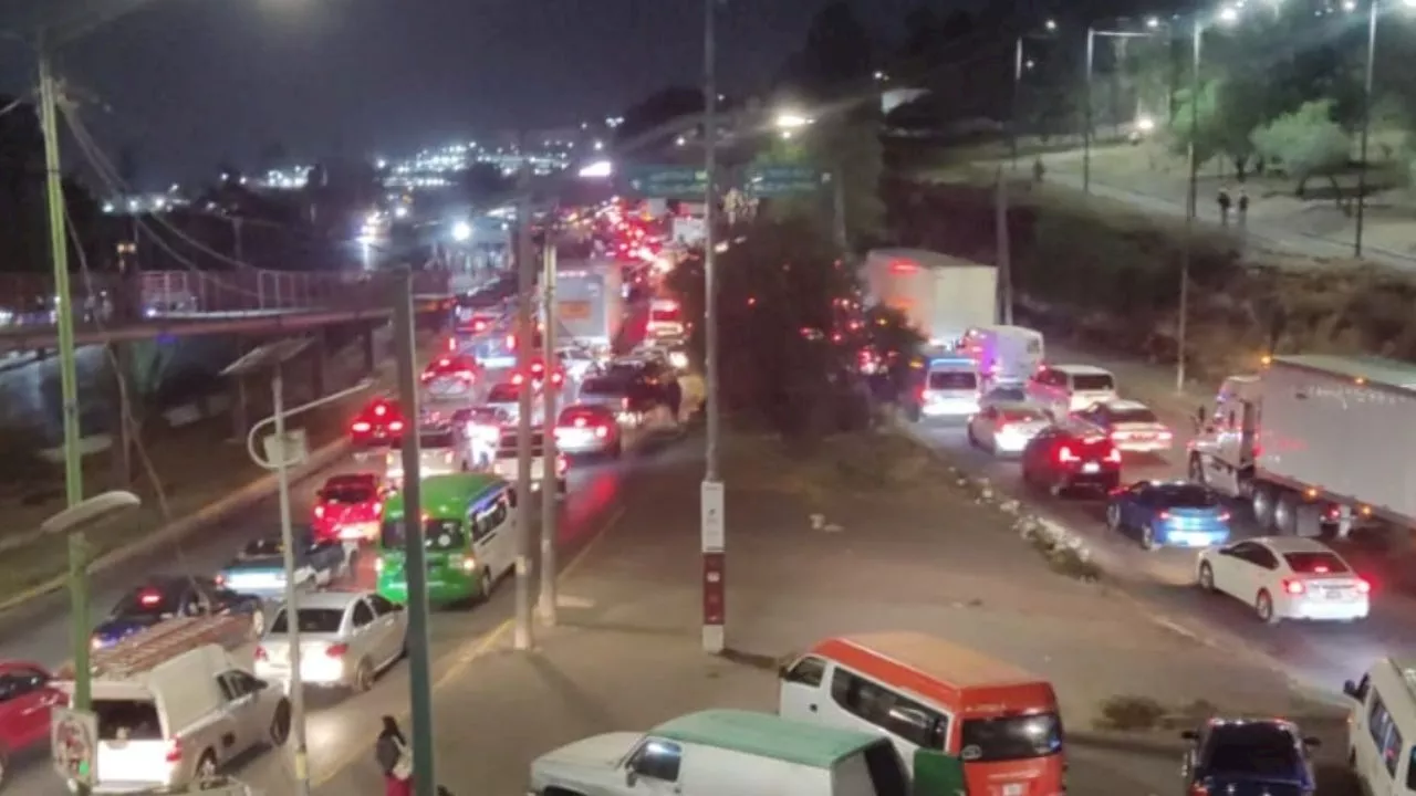 Manifestantes bloquean Gustavo Baz y Vía López Portillo, desquician el tráfico en Edomex
