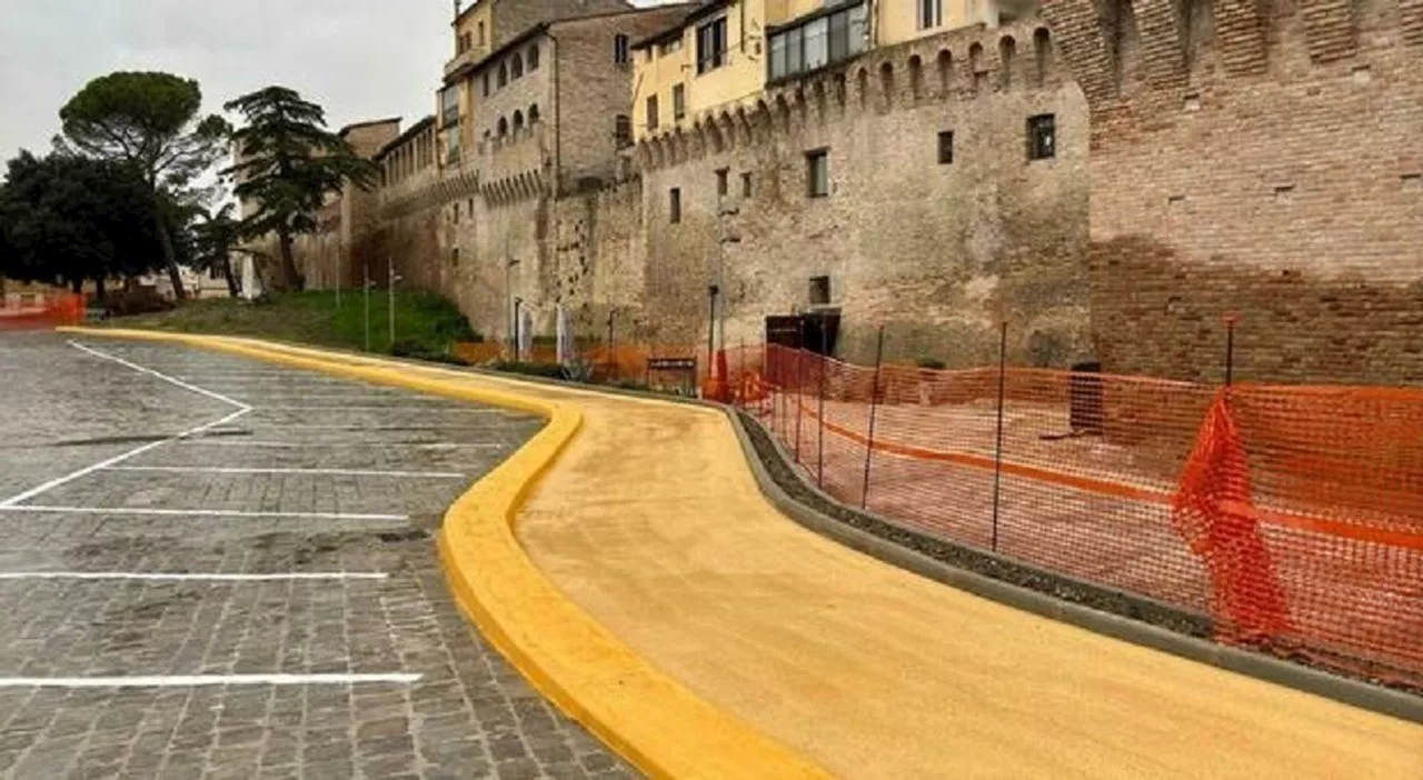 Ciclabile gialla sotto le mura storiche di Jesi. «Uno scempio, che avete combinato?»