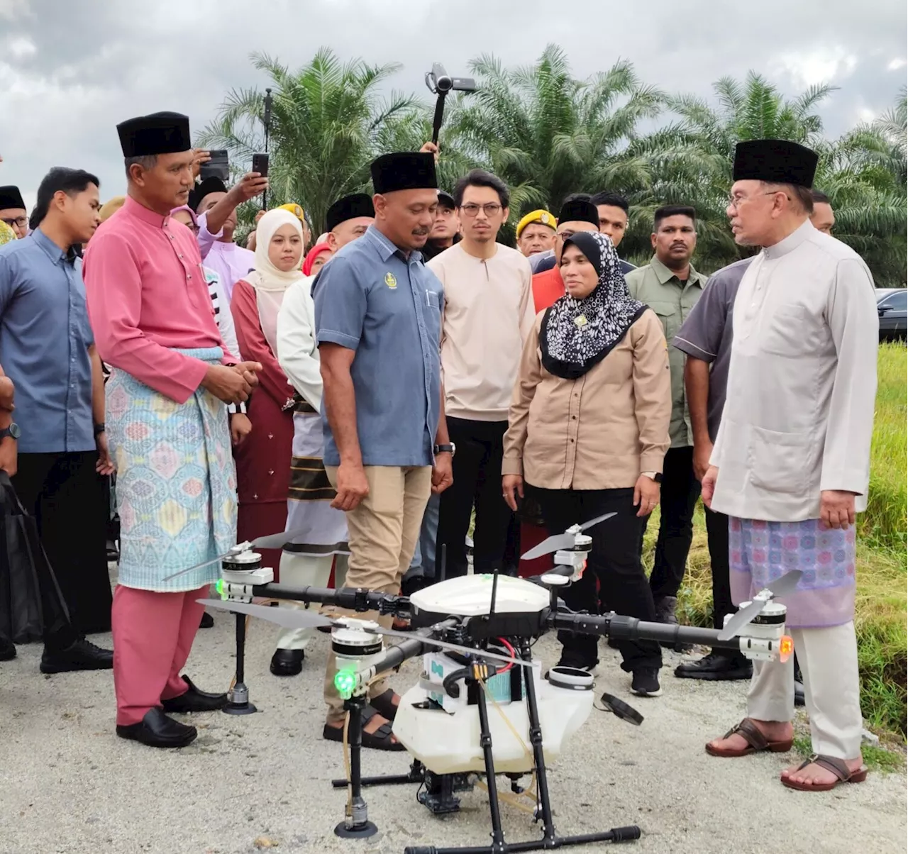 PM tinjau projek perkhidmatan dron pertanian di Selinsing