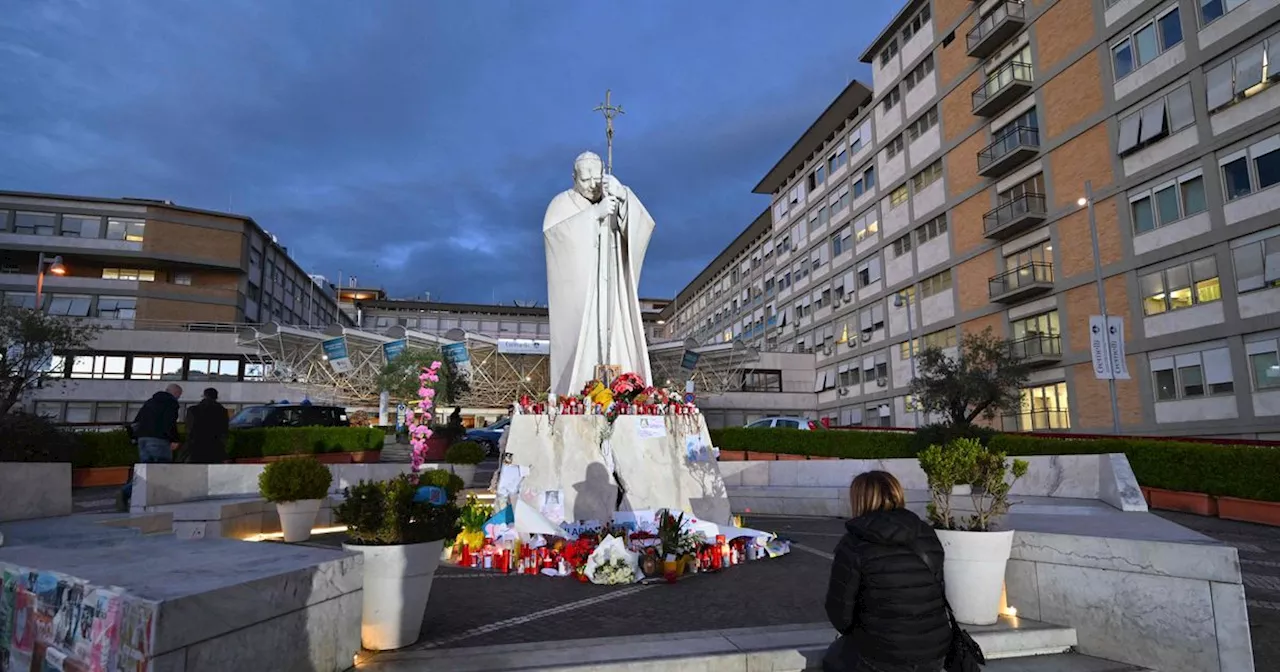 Papst auf dem Weg der Besserung, künstliche Beatmung verringert