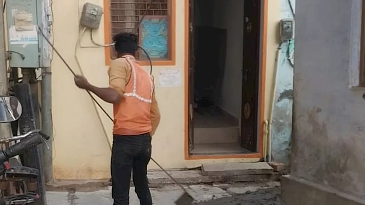 दिल्ली के न्यू फ्रेंड्स कालोनी में सीवर की सफाई करते तीन मजदूर जहरीली गैस में फंसे, एक की मौत