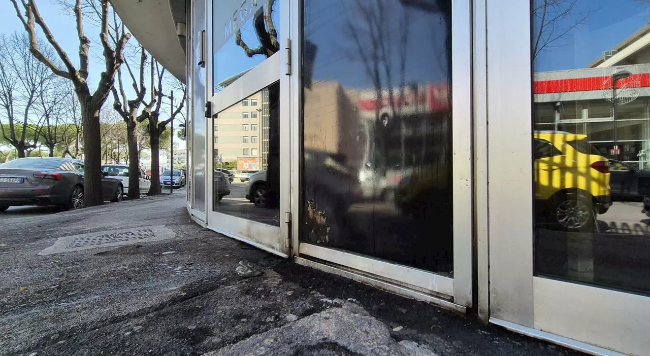 Pescara, liquido infiammabile contro la discoteca Megà: le indagini della polizia
