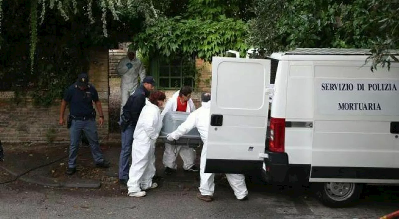 Tre giovani entrano in una villetta abbadonata e scoprono due cadaveri: «Marito e moglie, sono morti da mesi»