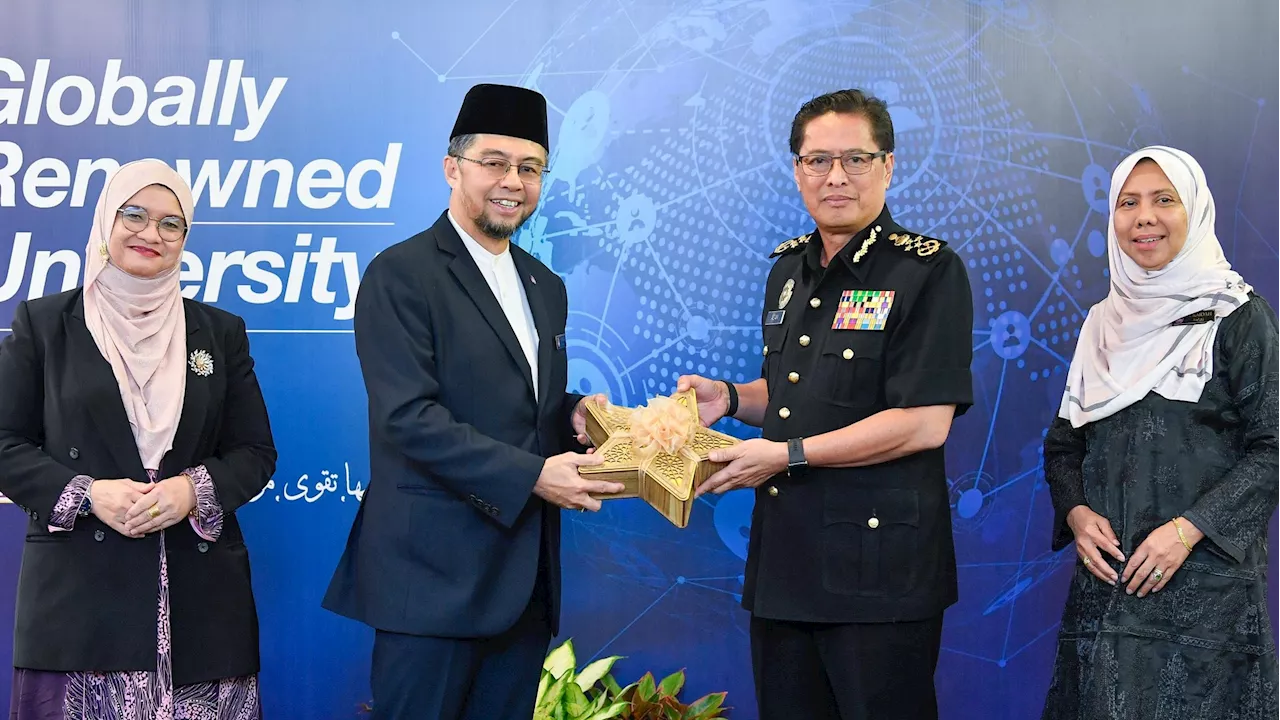 Azam dilantik Profesor Adjung UiTM