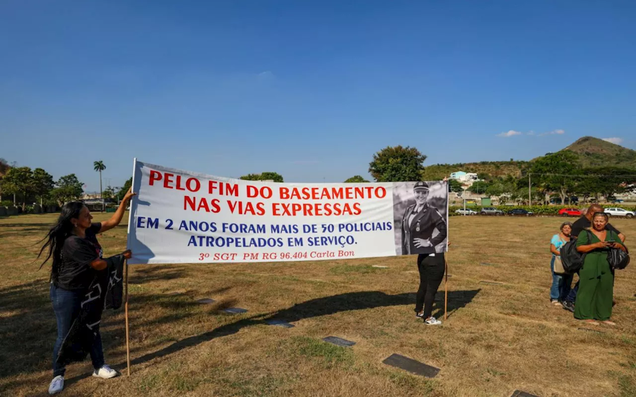 Enterro de PM atropelada em serviço tem protesto contra baseamento em vias expressas
