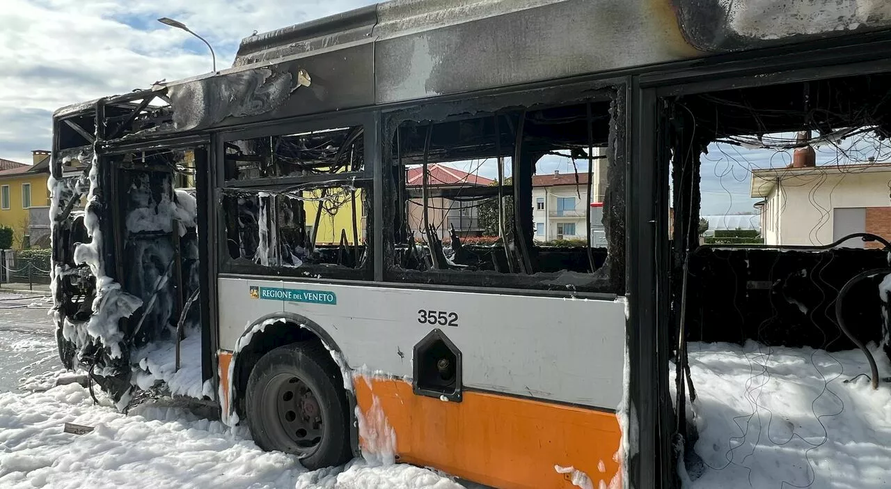 Autobus prende fuoco in via Anzano: l'autista si accorge del fumo dal vano motore e fa scendere immediatamente
