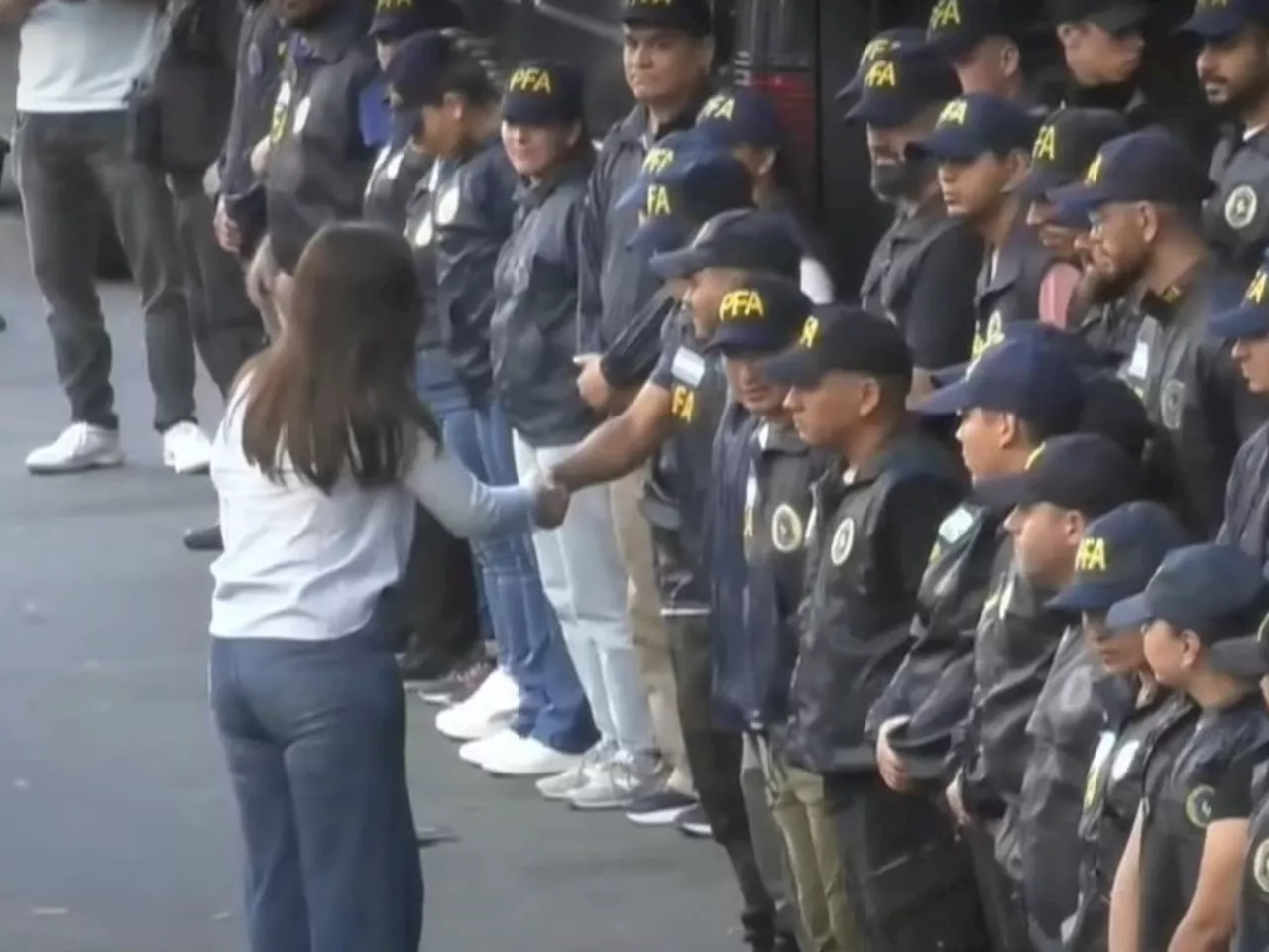 Victoria Villarruel salió a saludar a los policías frente al Congreso tras la aprobación del DNU