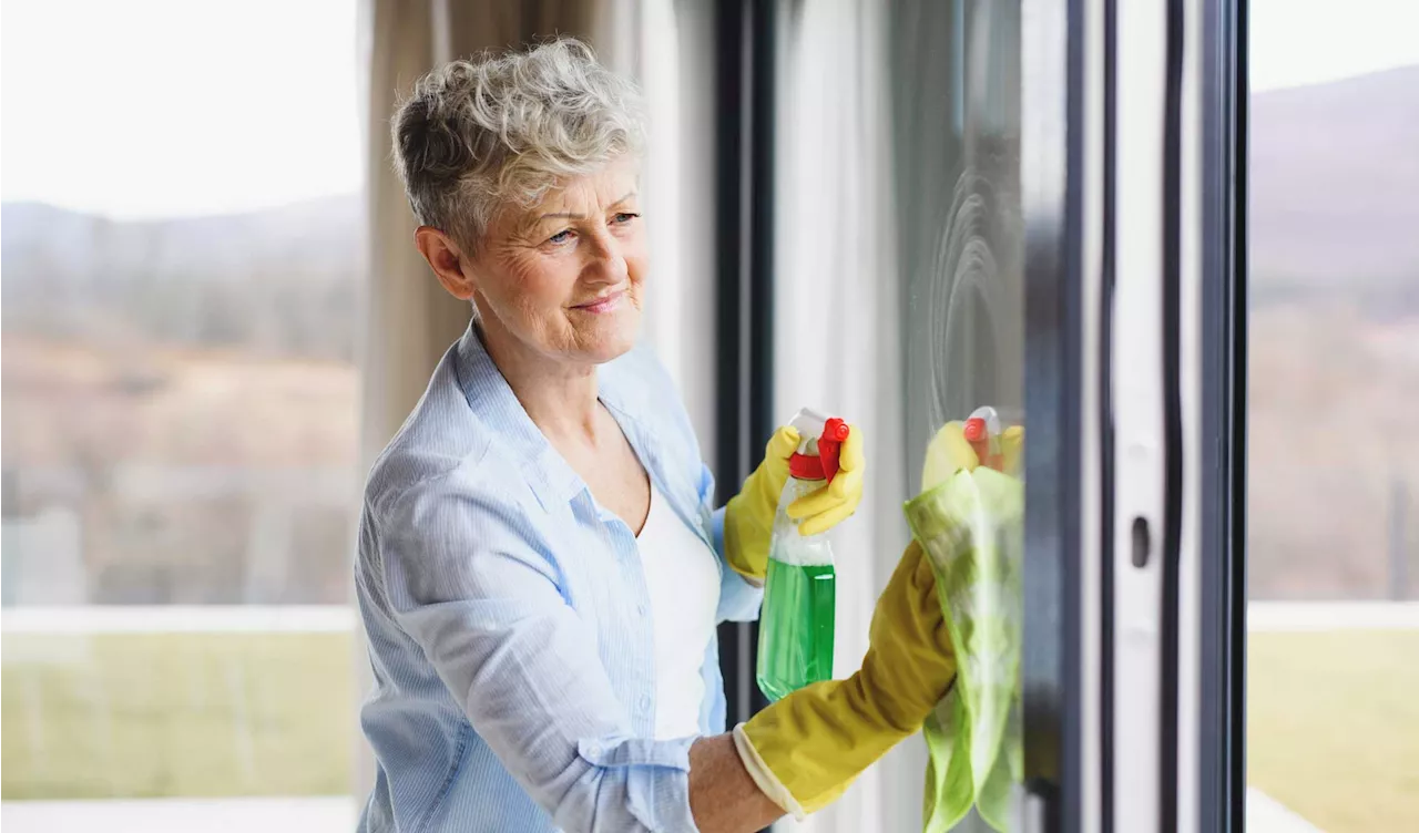 Streifenfreie Fenster: Oma's Geheimtipps für glänzende Scheiben