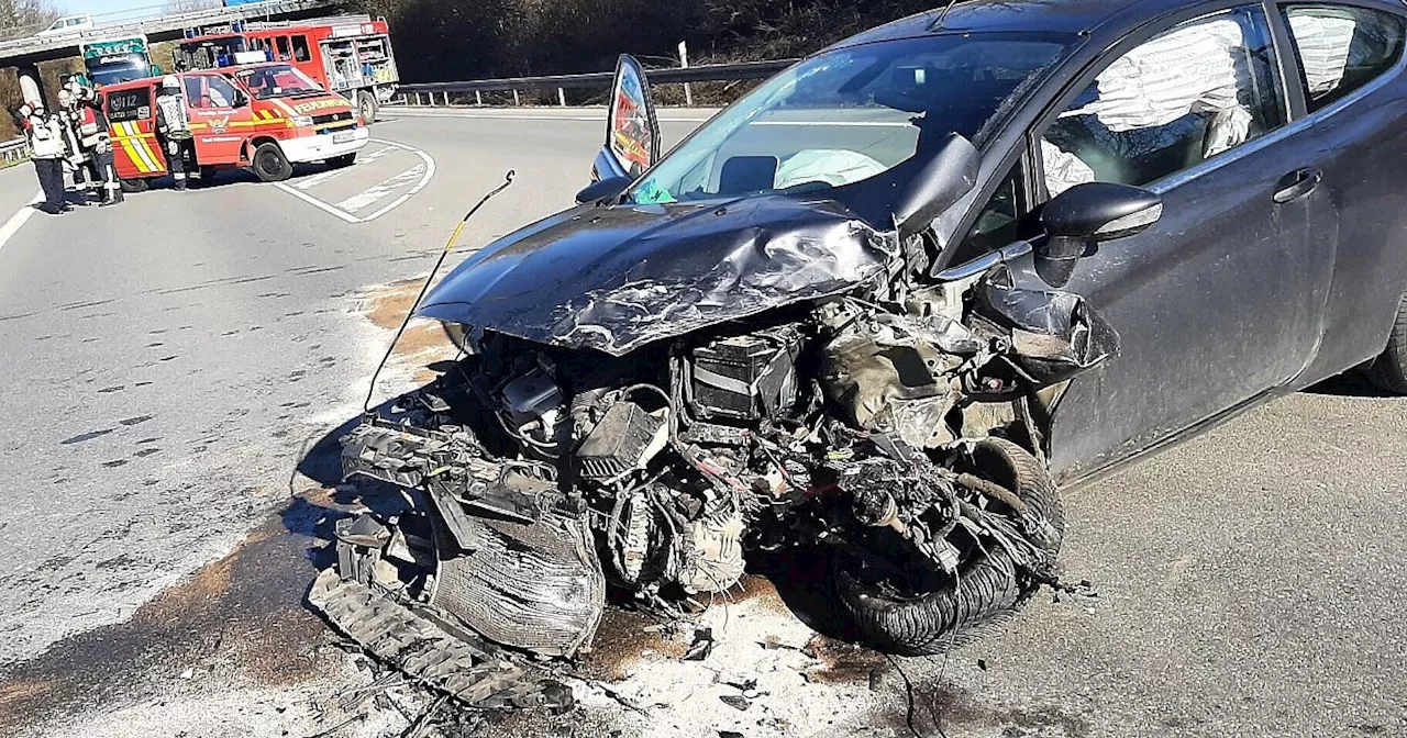 Schwerer Unfall auf der B252 zwischen Brakel und Warburg