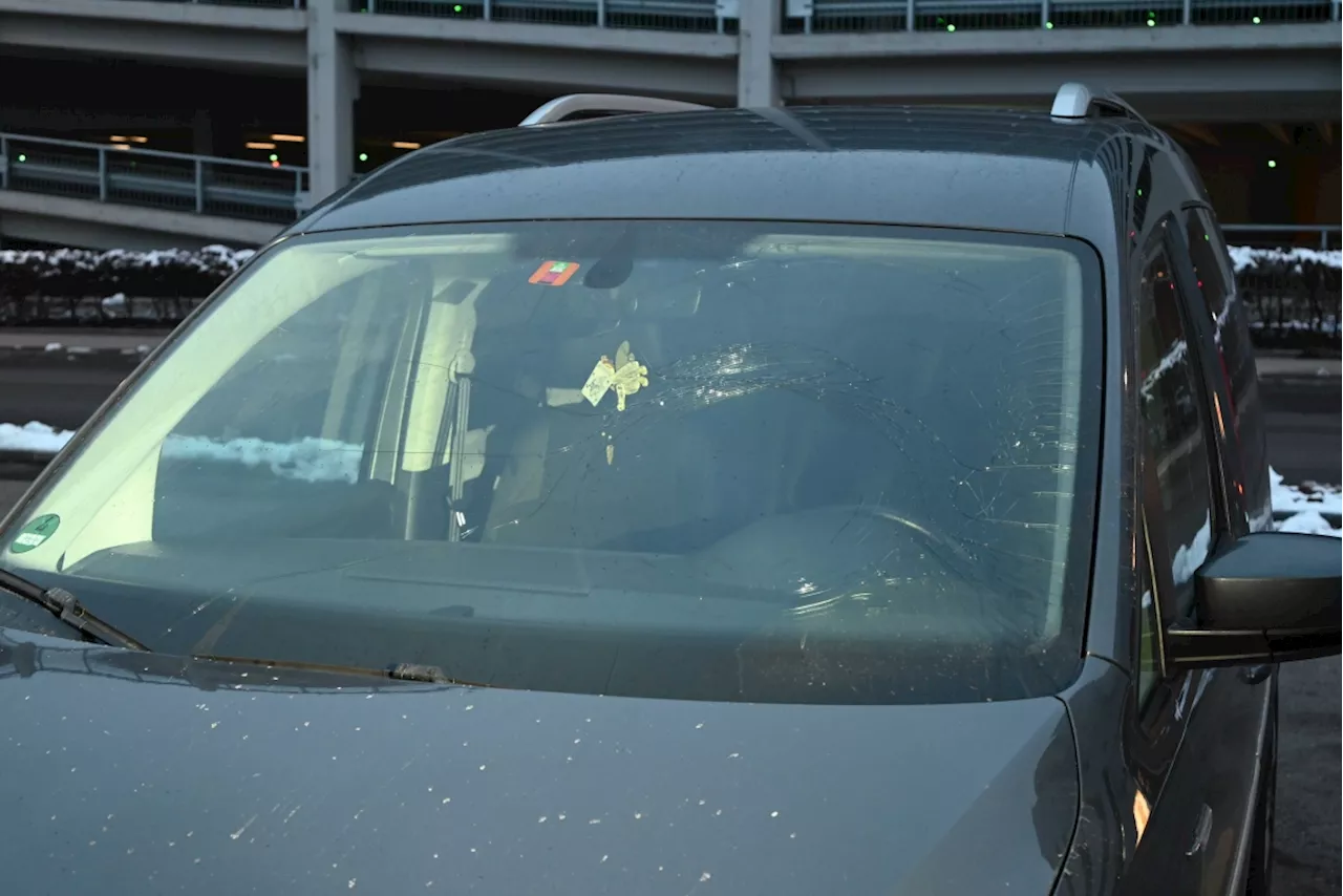 Jugendlicher wirft Eis von Brücke und beschädigt Auto auf A1