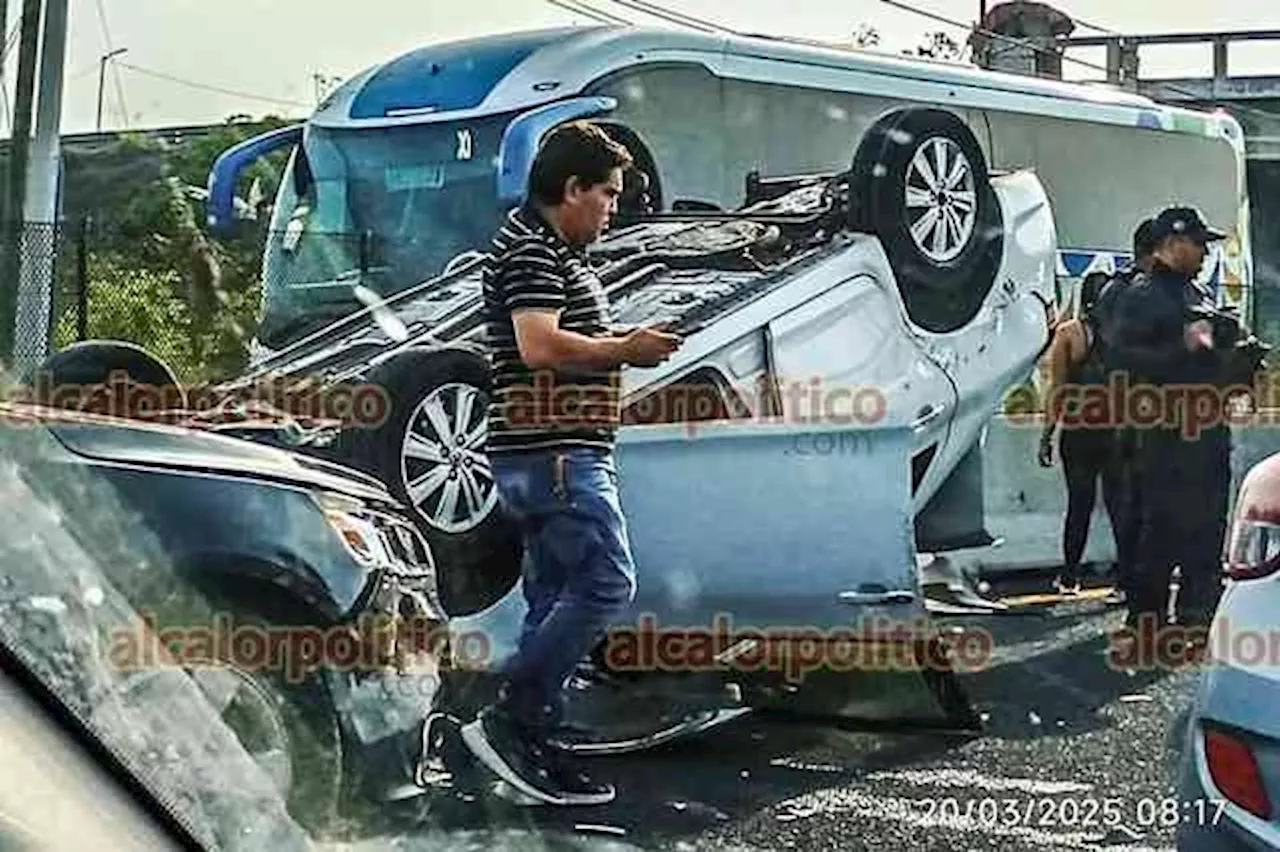 Auto choca contra otro vehículo y termina volcado, en Veracruz Puerto