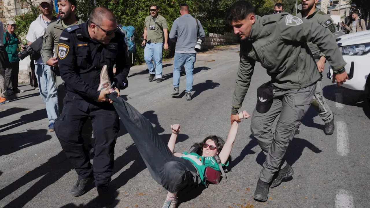 Police crack down on large protest near residence of Israel PM Netanyahu
