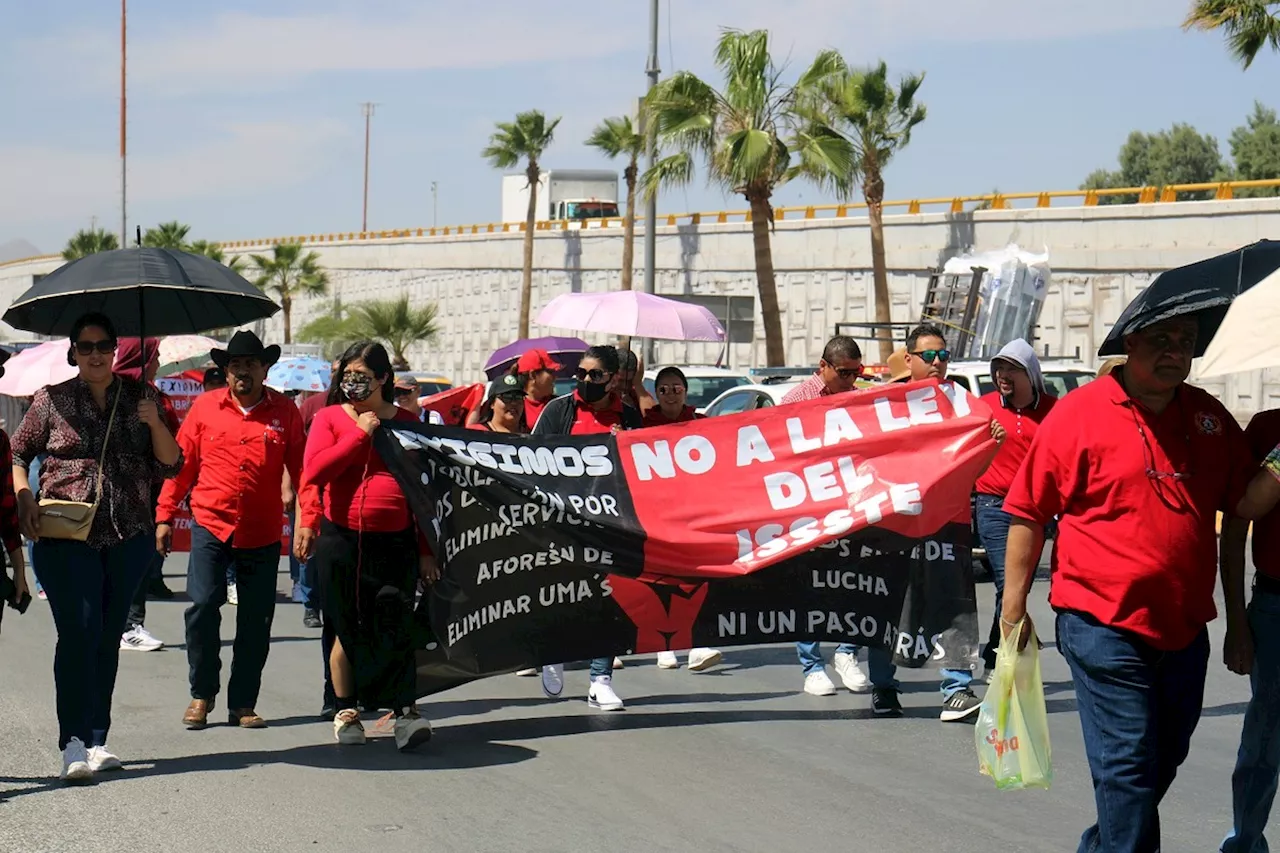 Maestros de la CNTE en La Laguna de Durango marchan contra reforma del ISSSTE
