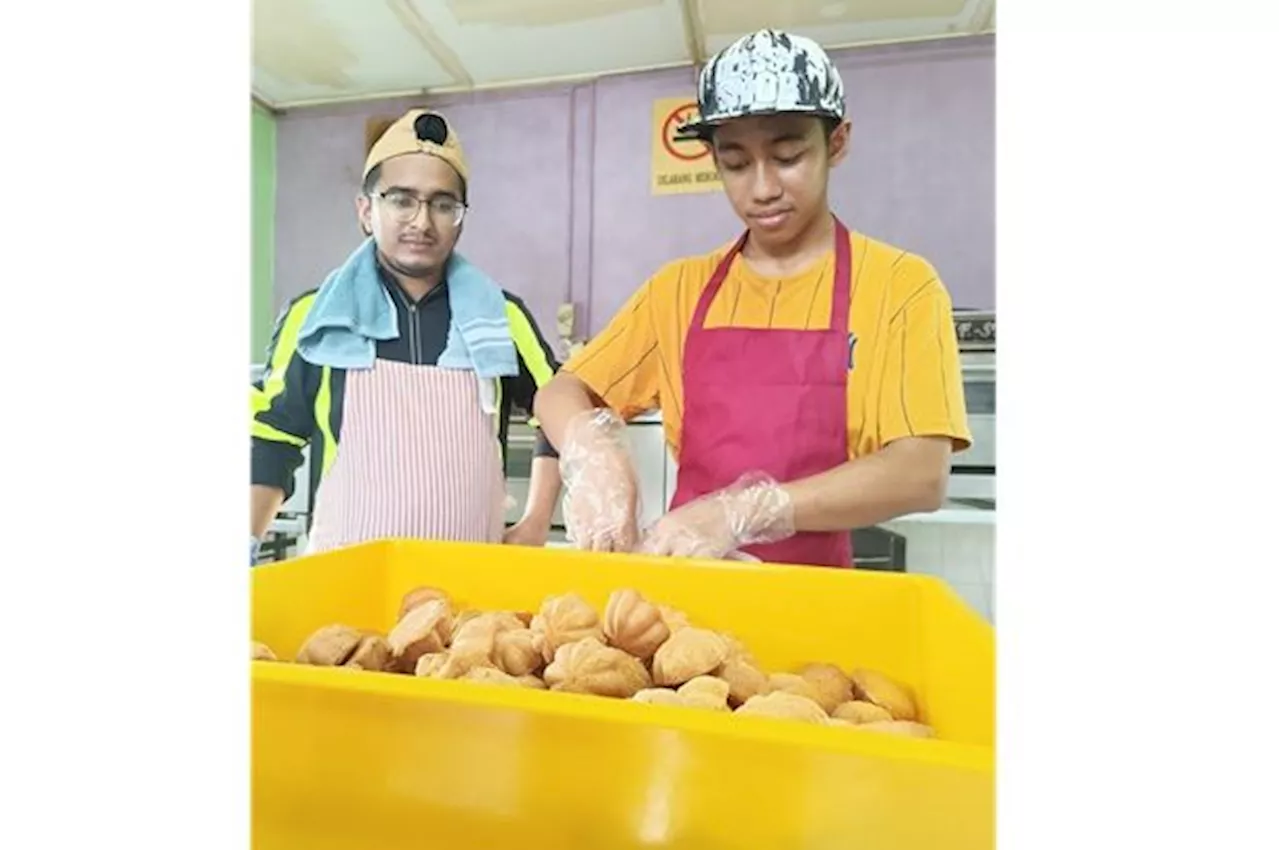 Fresh grad carries on bahulu biz to honour late father’s legacy