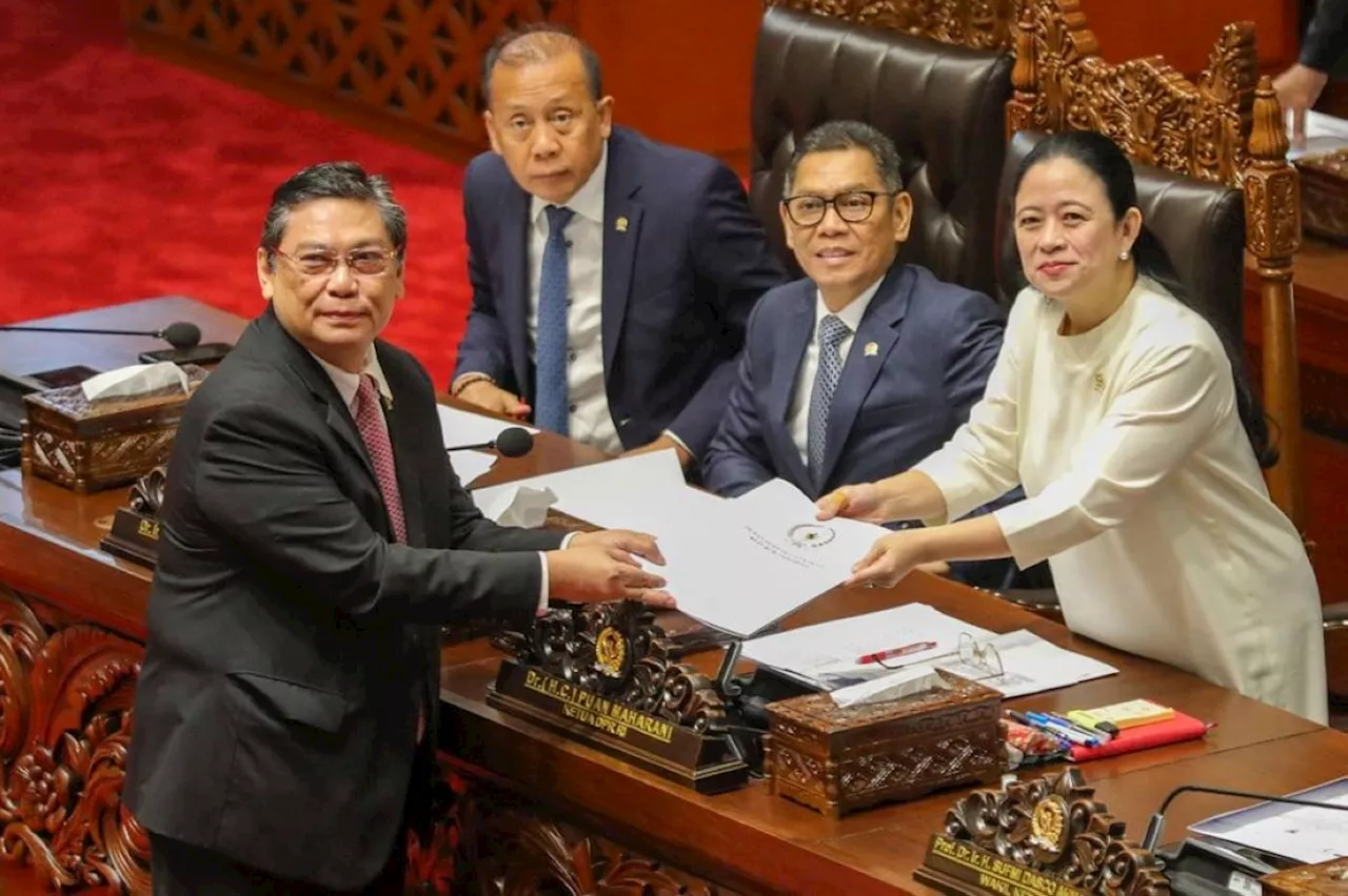 Bill on more Indonesian army officials in govt OK'd