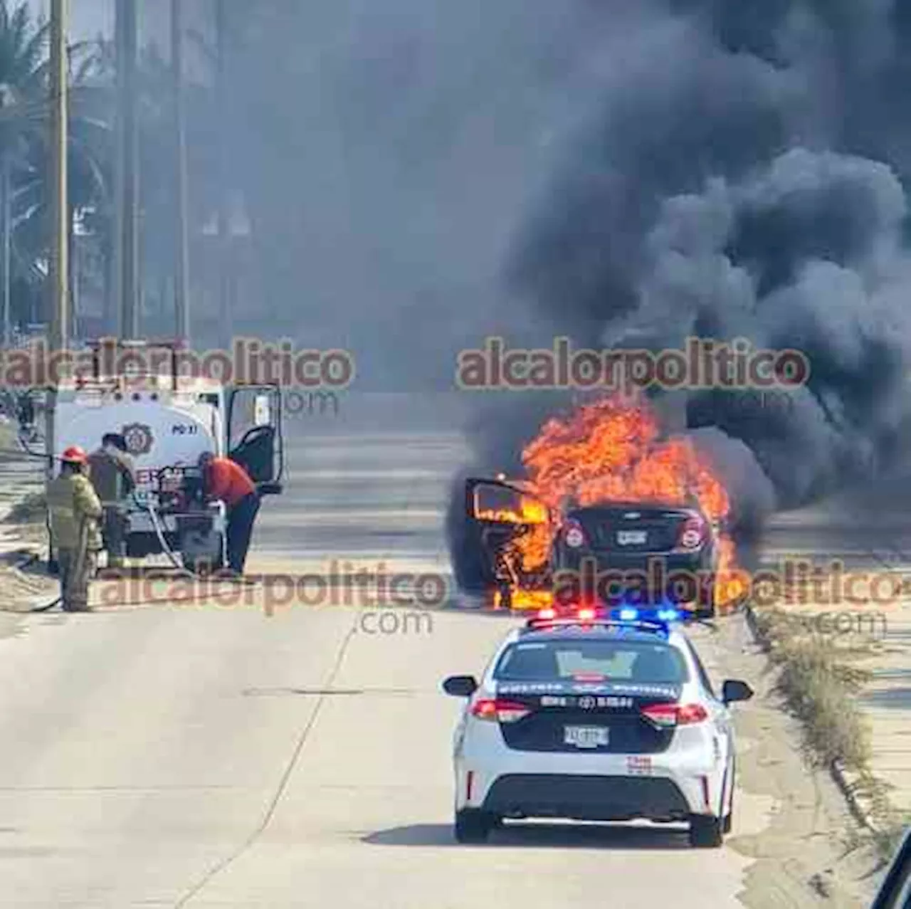 Auto se incendió y otro terminó hundido en el pantano, en Coatzacoalcos