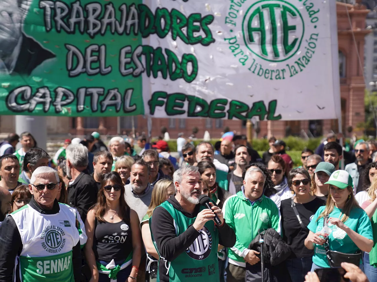 Alertan que por una medida del Gobierno los funcionarios con mayor 'motosierra' se beneficiarán con aumentos en sus sueldos