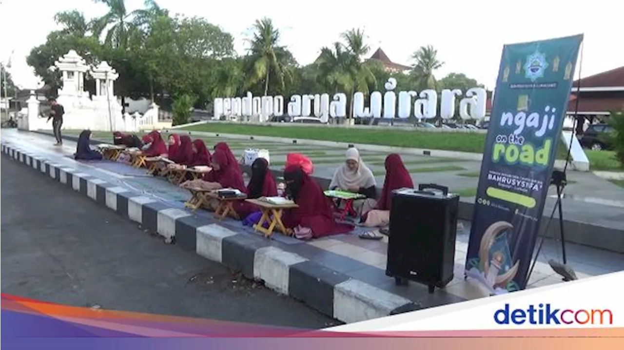 Ngabuburit Ala Santri dengan Ngaji on The Road di Alun-alun Lumajang