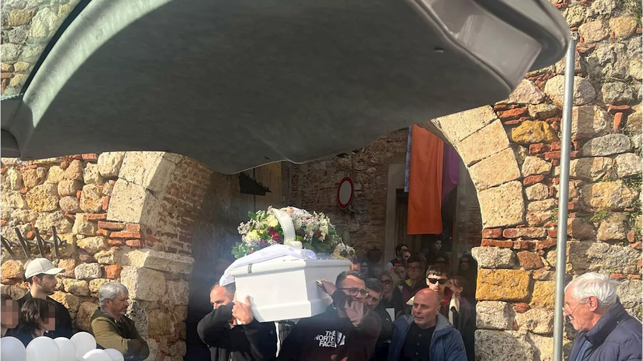 In centinaia ai funerali di Aurora, la 19enne morta in gita scolastica