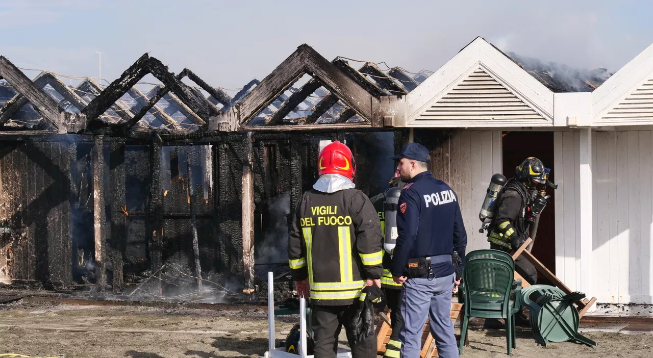 Ostia, due incendi in due stabilimenti in poche ore: a fuoco diverse cabine. Indaga la polizia