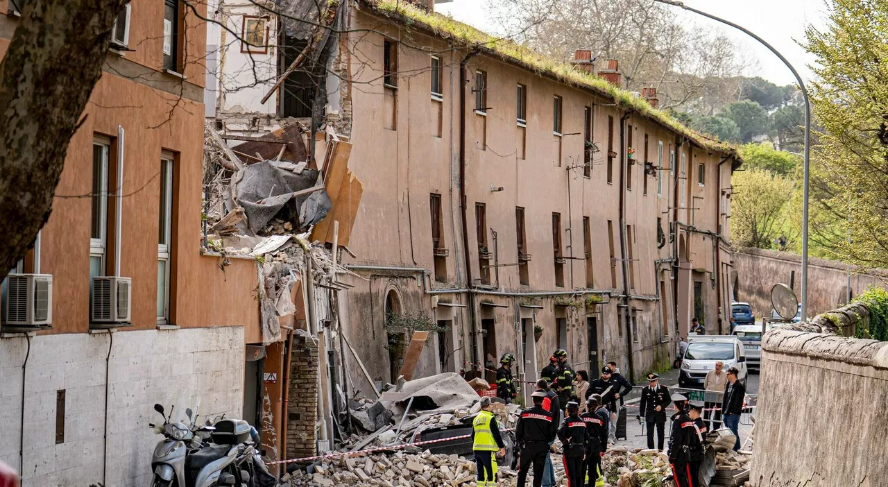 Palazzina crollata a Monteverde, si indaga per lesioni e disastro colposo. Le due piste: fuga di gas o gesto v