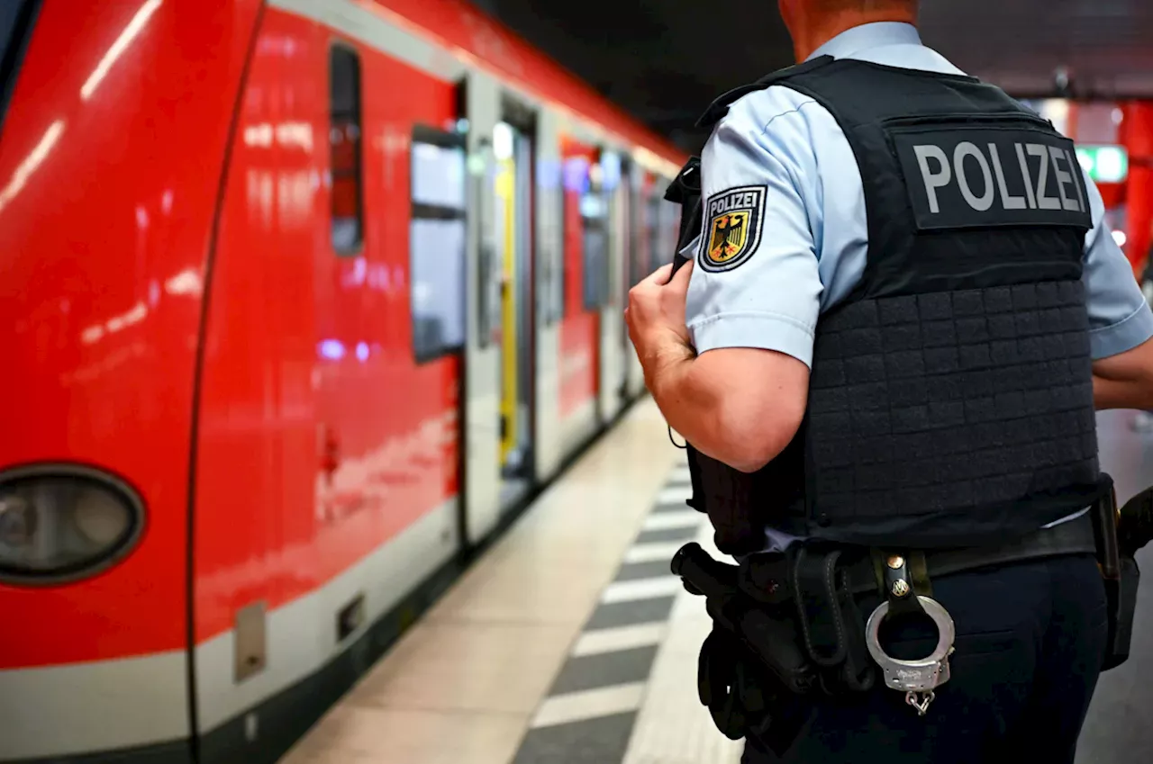 S-Bahn in München: Zwei Jugendliche und ein Kind kleben Hakenkreuze in Führerstand