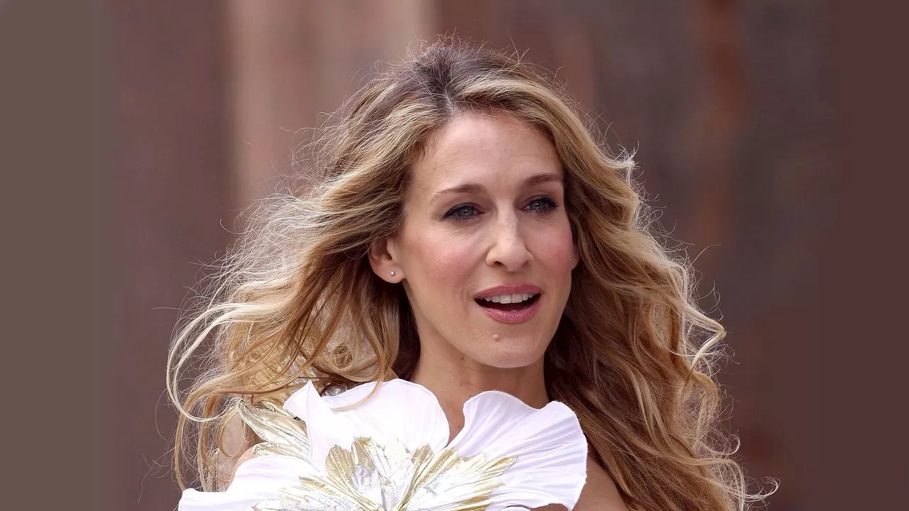 Le nozze a sorpresa, l'alter-ego Carrie e quel flirt lampo con Kennedy Jr: Sarah Jessica Parker compie 60 anni